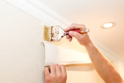 Pose de papier peint au Folgoët — revêtements muraux et toiles de verre